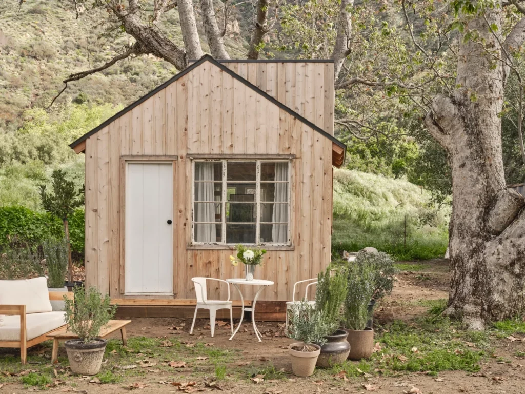 Exterior view of a 11 square meter tiny house surrounded by nature in Malibu
