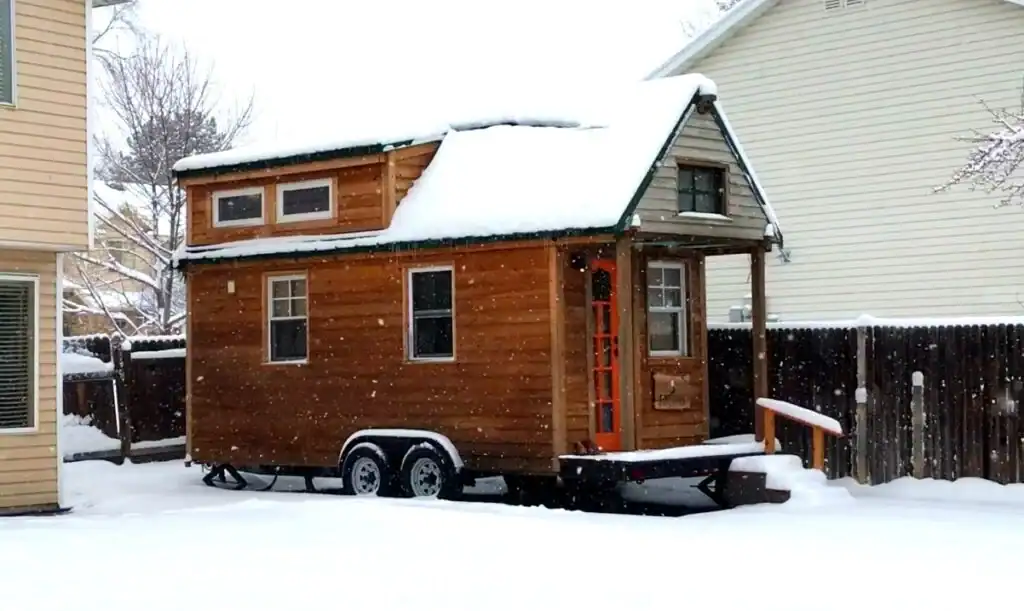 How to heat a tiny home in winter and prepare for cold weather with proper insulation and ventilation